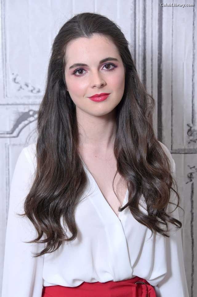 Vanessa Marano photo 1 of 1085
