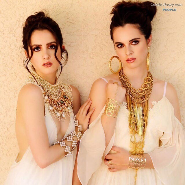 Vanessa Marano photo 5 of 1085