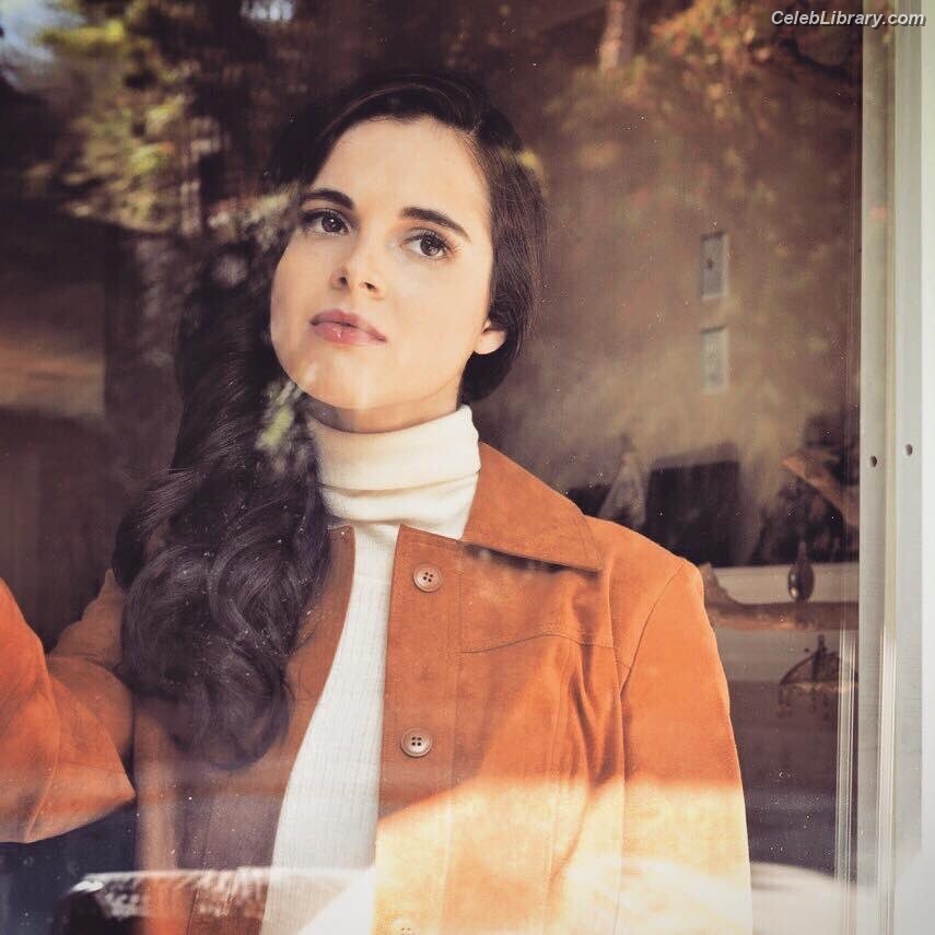 Vanessa Marano photo 11 of 1085