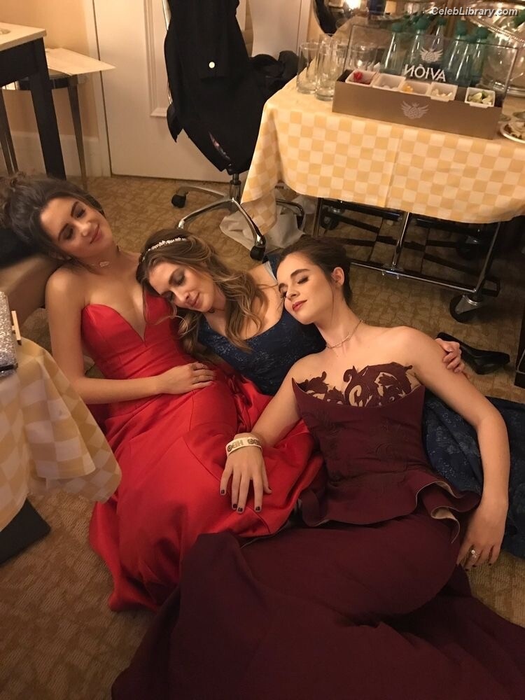 Vanessa Marano photo 17 of 1085