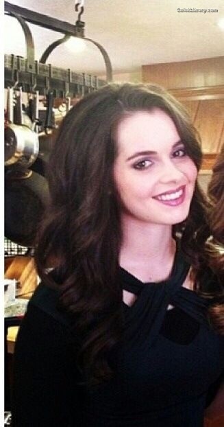 Vanessa Marano photo 1 of 1085