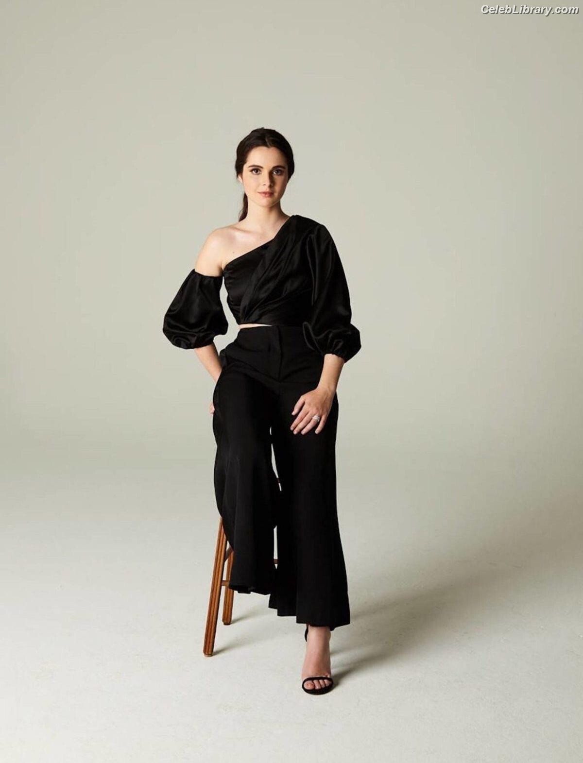 Vanessa Marano photo 3 of 1085