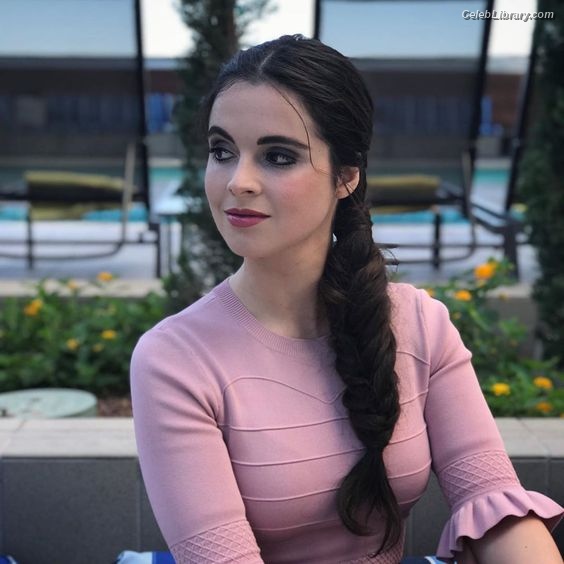 Vanessa Marano photo 4 of 1085
