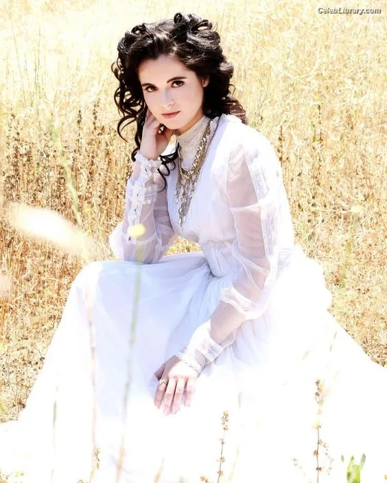 Vanessa Marano photo 9 of 1085