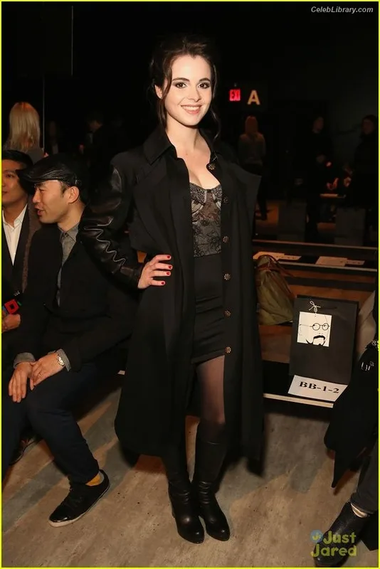 Vanessa Marano photo 19 of 1085