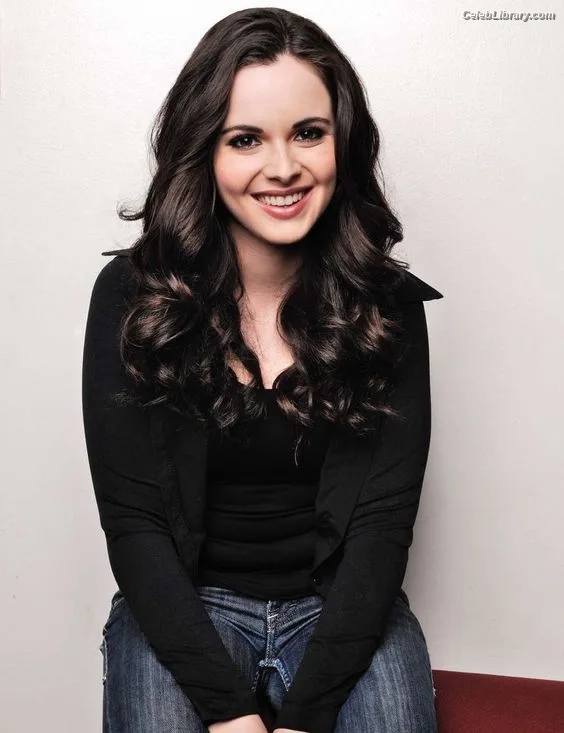Vanessa Marano photo 23 of 1085