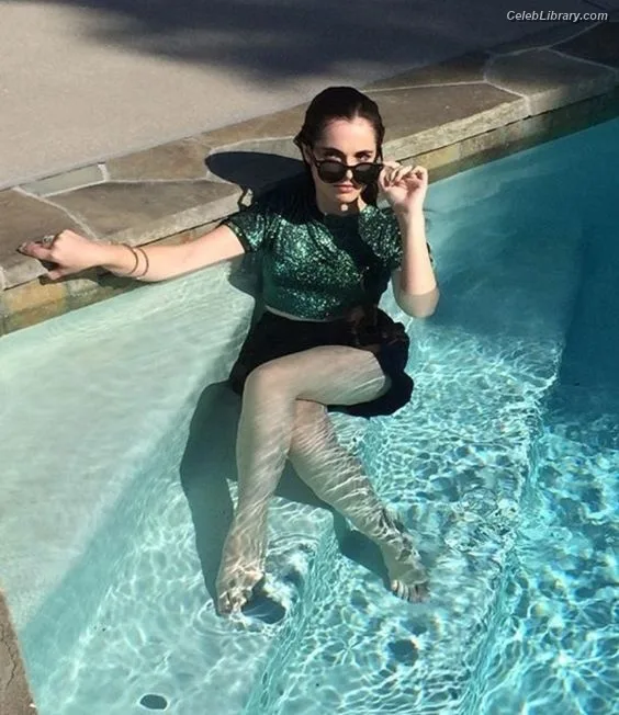 Vanessa Marano photo 10 of 1085