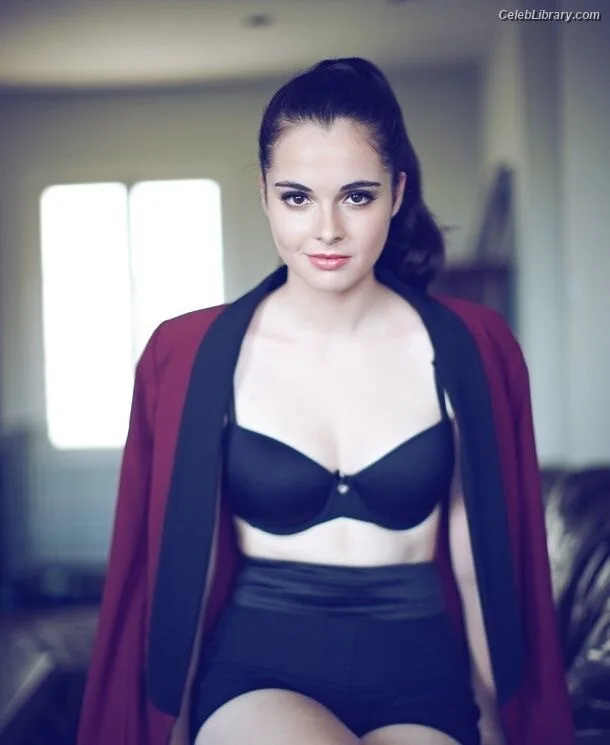 Vanessa Marano photo 5 of 1085