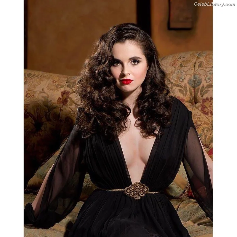 Vanessa Marano photo 6 of 1085