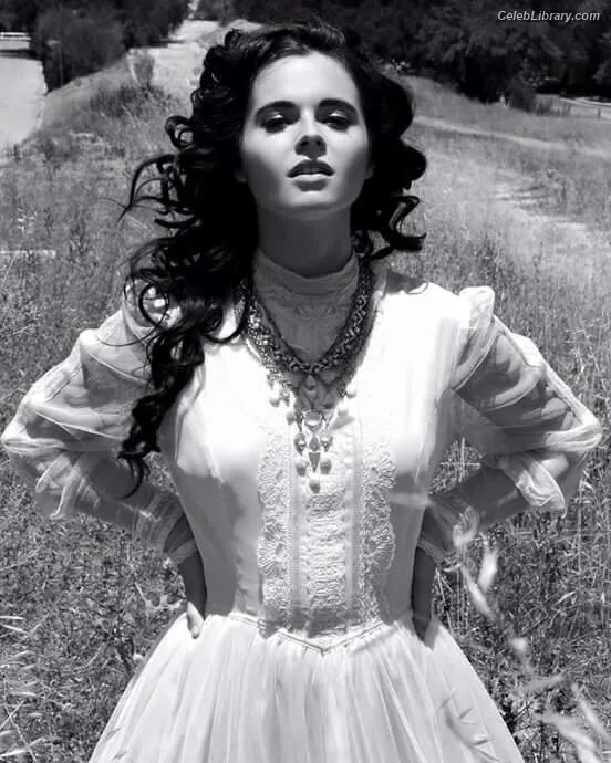 Vanessa Marano photo 11 of 1085