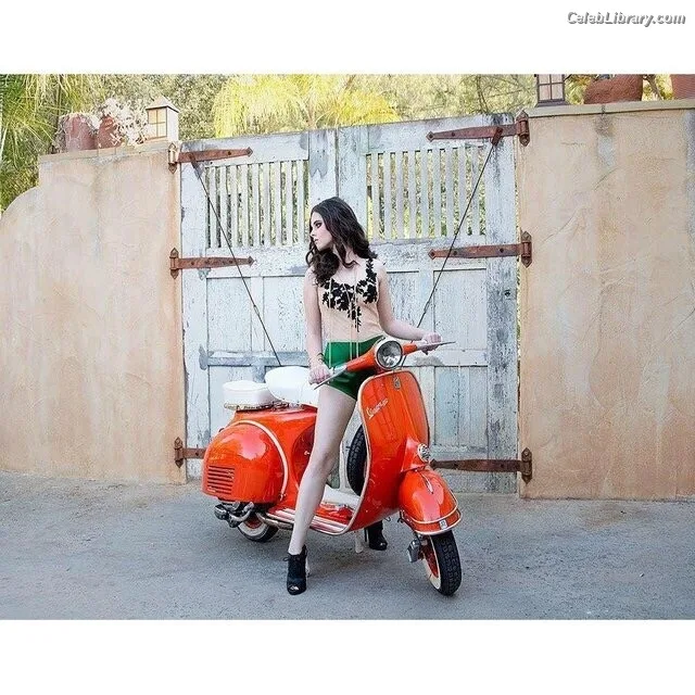 Vanessa Marano photo 15 of 1085