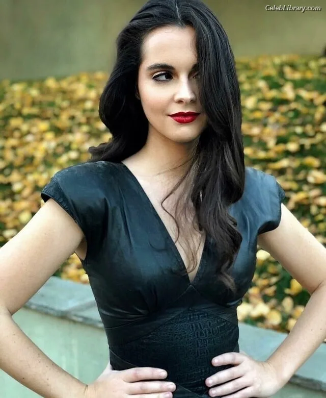 Vanessa Marano photo 18 of 1085