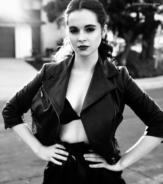 Vanessa Marano photo 23 of 1085