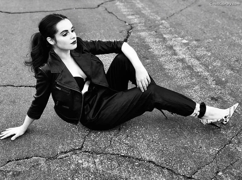 Vanessa Marano photo 1 of 1085