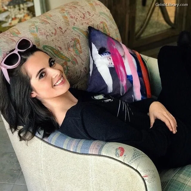 Vanessa Marano photo 18 of 1085