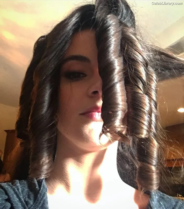 Vanessa Marano photo 20 of 1085