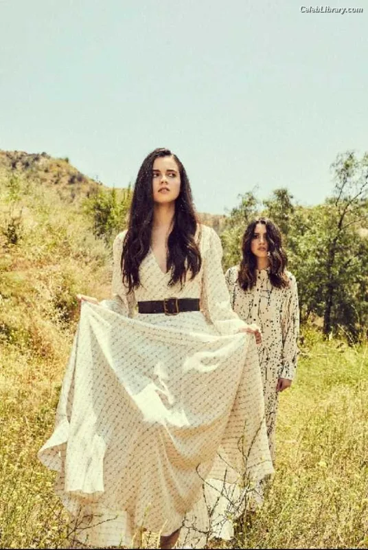 Vanessa Marano photo 11 of 1085