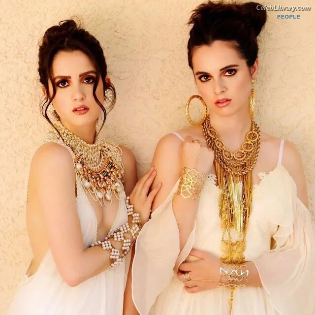 Vanessa Marano photo 5 of 1085
