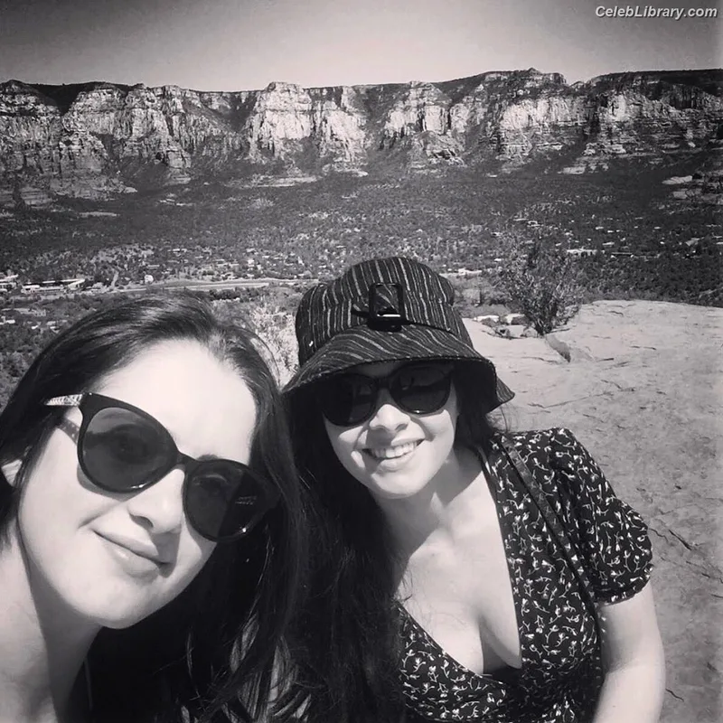 Vanessa Marano photo 5 of 1085