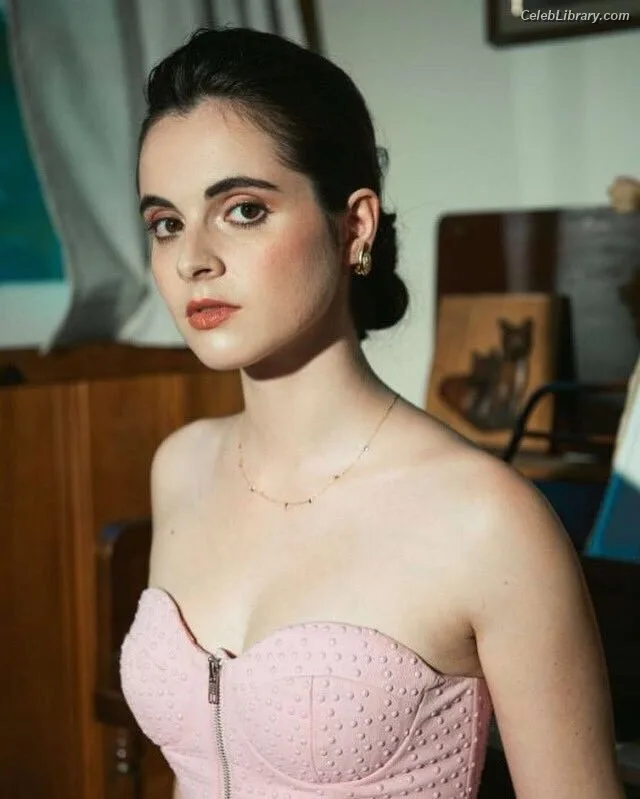 Vanessa Marano photo 6 of 1085