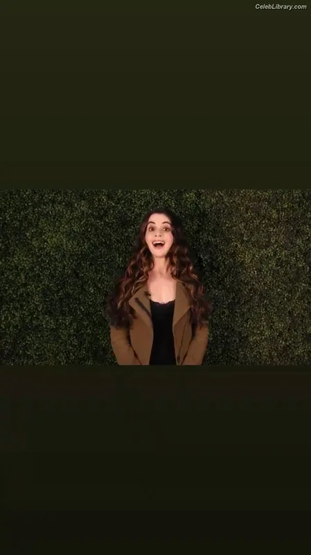 Vanessa Marano photo 18 of 1085