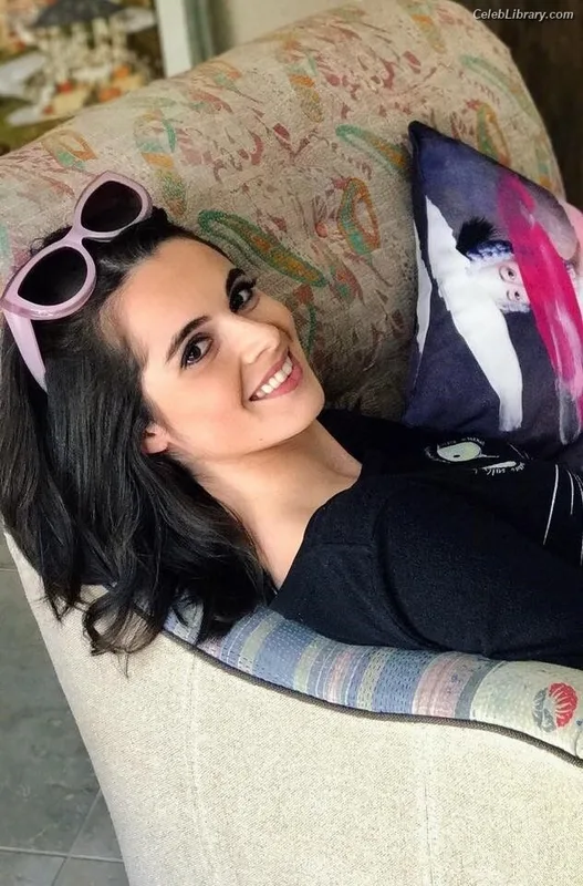Vanessa Marano photo 6 of 1085
