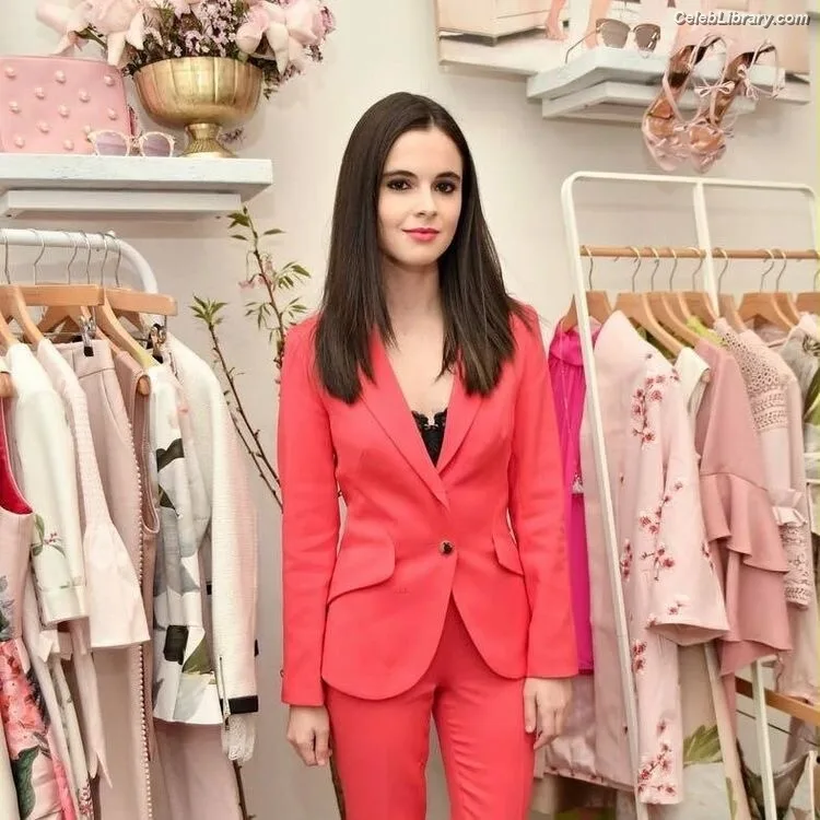 Vanessa Marano photo 22 of 1085