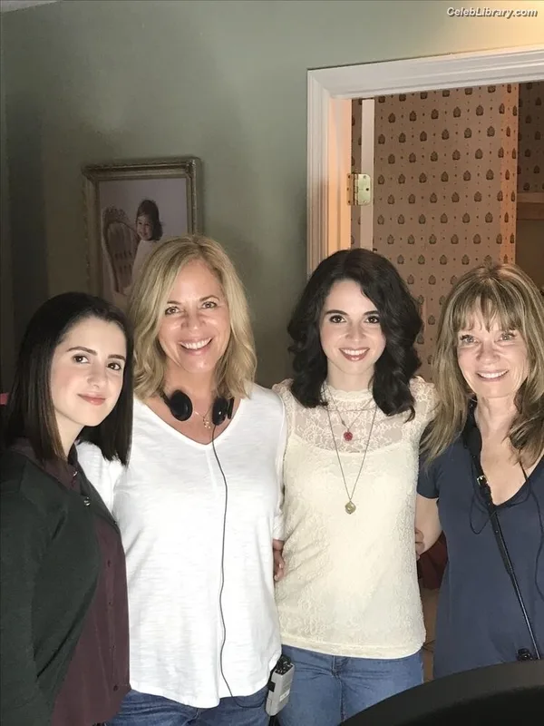 Vanessa Marano photo 10 of 1085