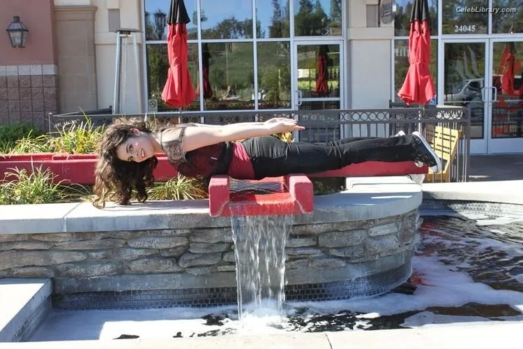 Vanessa Marano photo 13 of 1085