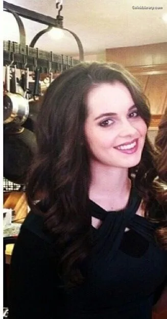 Vanessa Marano photo 1 of 1085