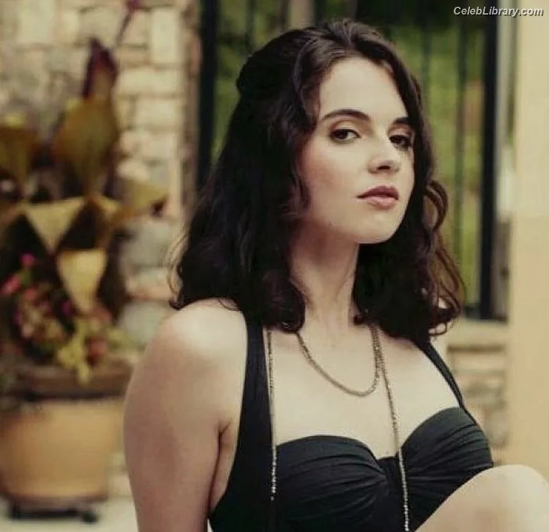 Vanessa Marano photo 10 of 1085