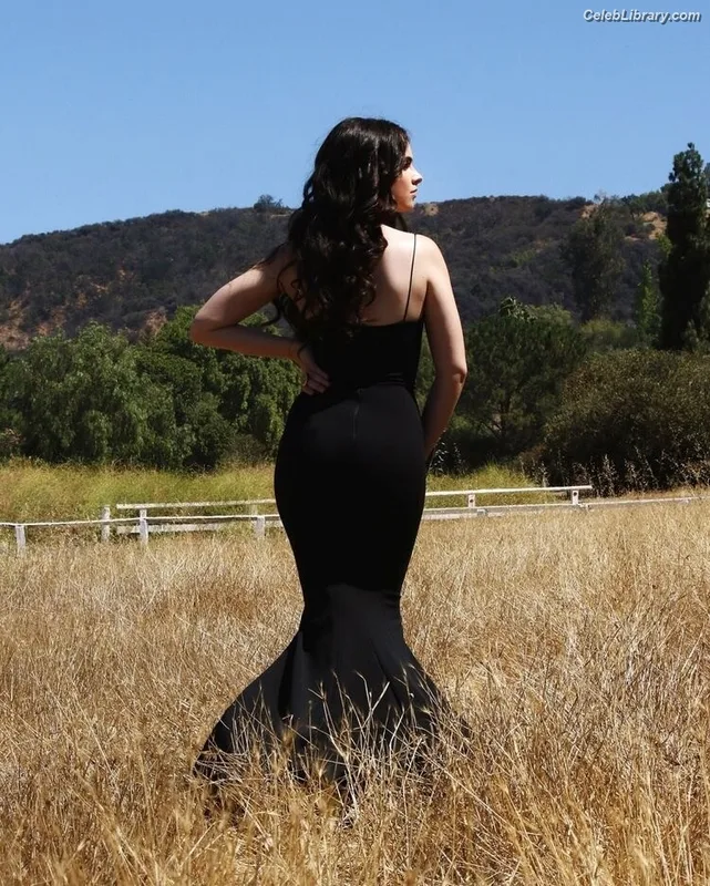 Vanessa Marano photo 13 of 1085