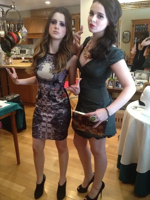 Vanessa Marano photo 3 of 1085