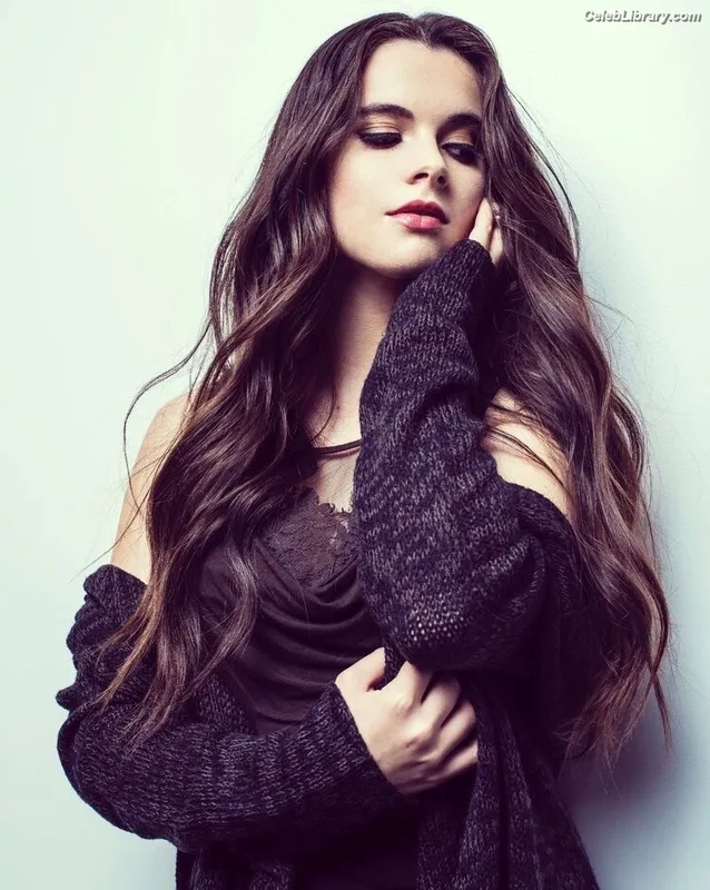 Vanessa Marano photo 13 of 1085