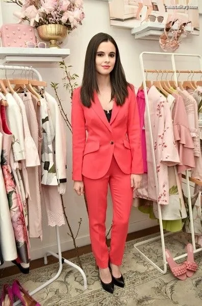 Vanessa Marano photo 23 of 1085