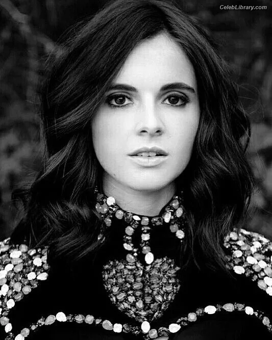Vanessa Marano photo 3 of 1085
