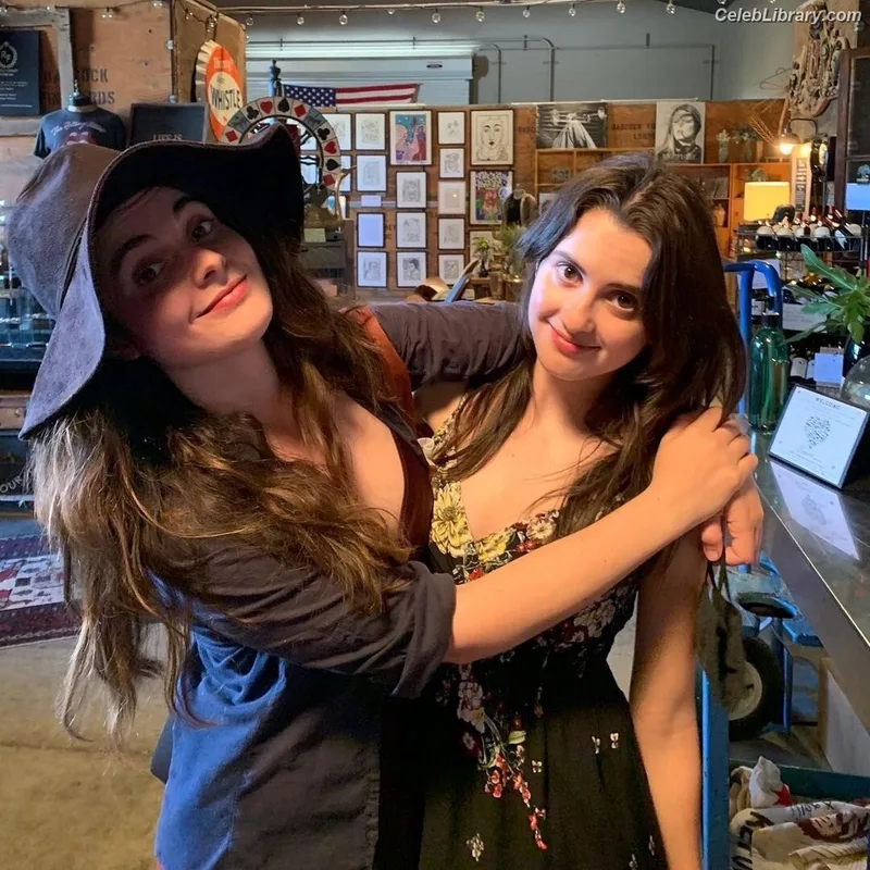 Vanessa Marano photo 23 of 1085