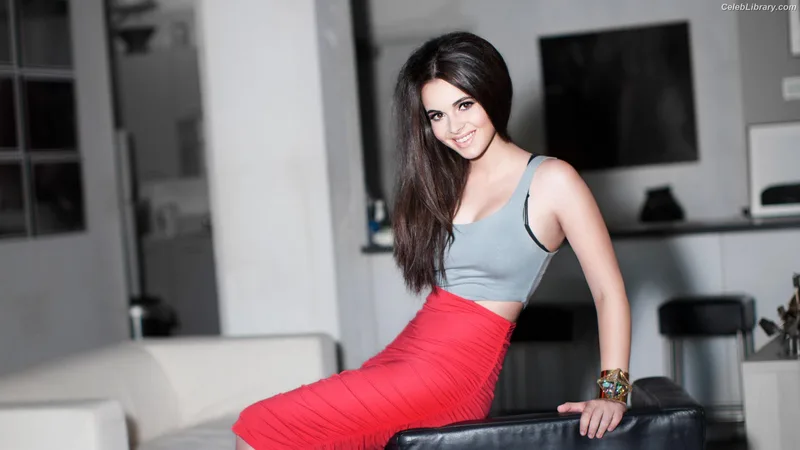 Vanessa Marano photo 10 of 1085