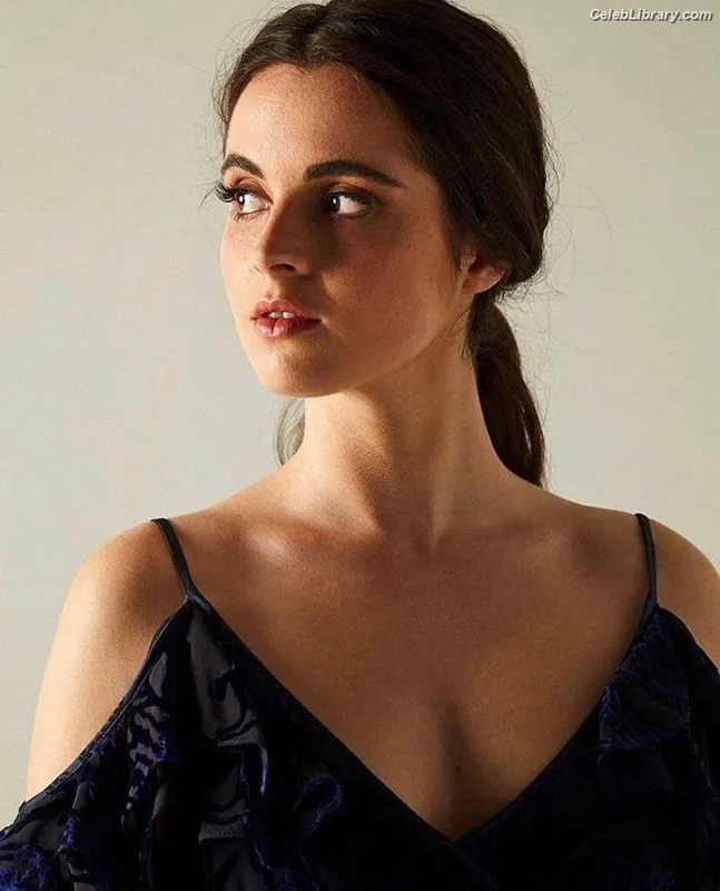 Vanessa Marano photo 14 of 1085