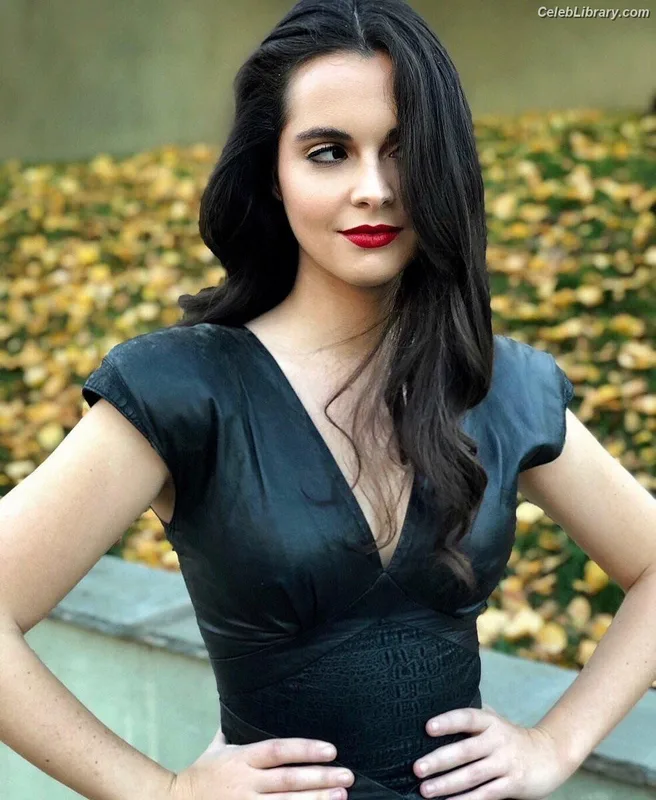 Vanessa Marano photo 15 of 1085