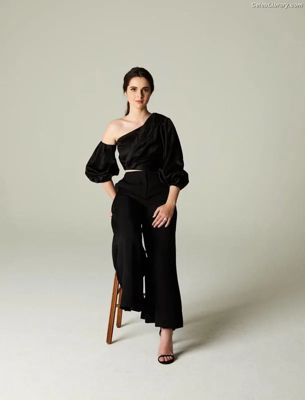 Vanessa Marano photo 3 of 1085
