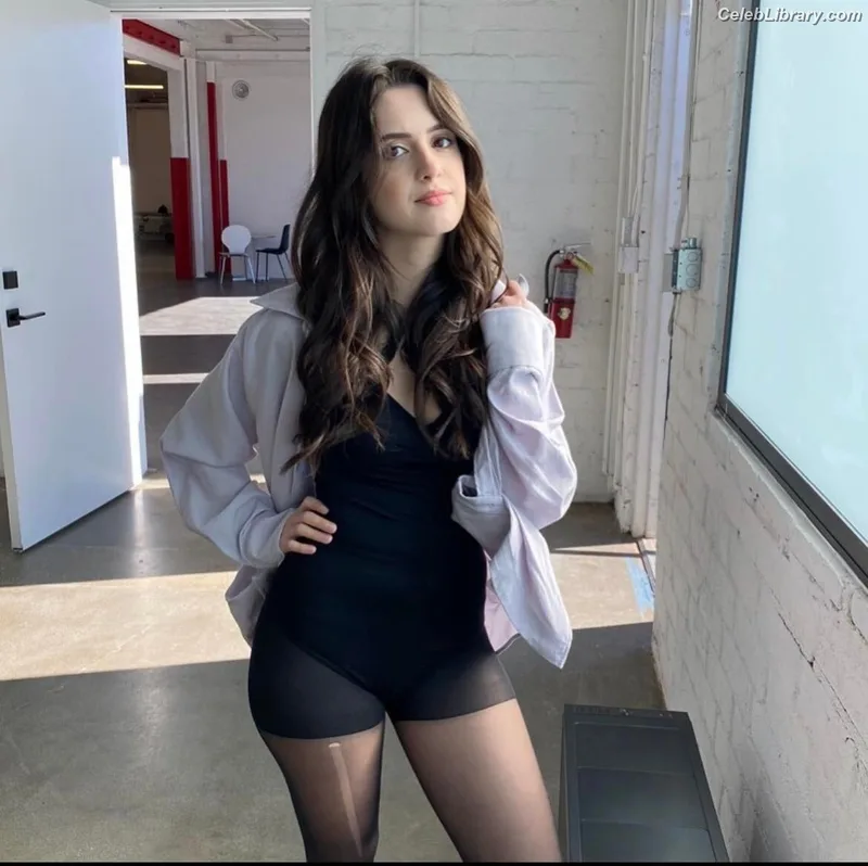 Vanessa Marano photo 3 of 1085