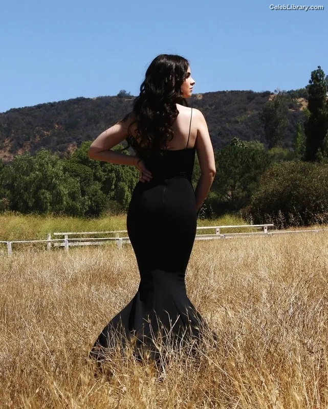 Vanessa Marano photo 6 of 1085