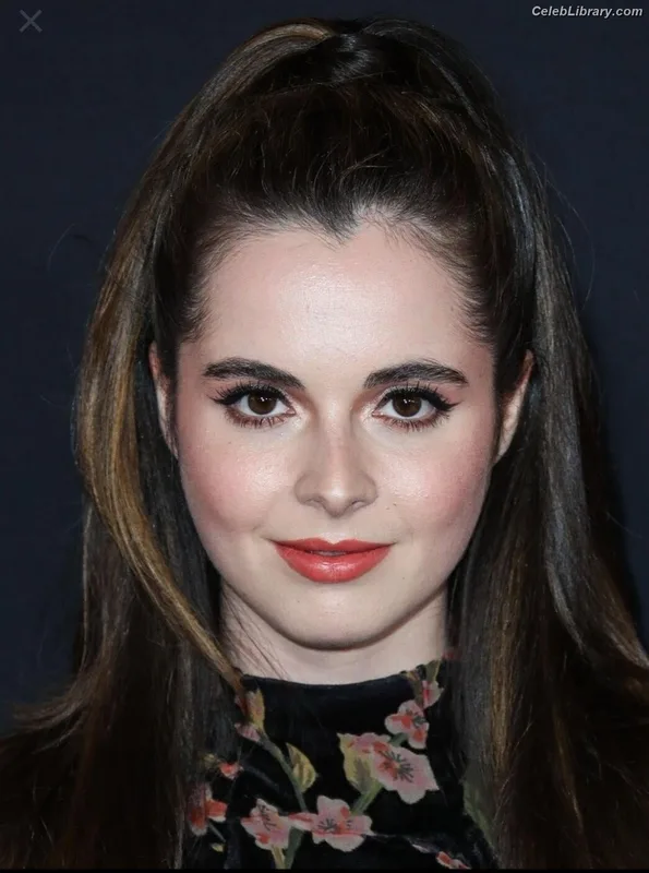 Vanessa Marano photo 23 of 1085