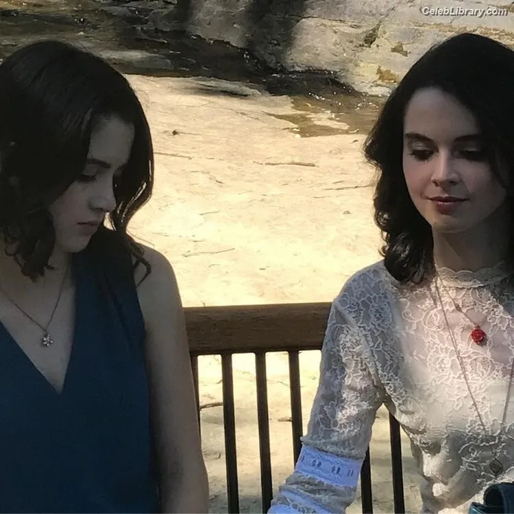 Vanessa Marano photo 4 of 1085