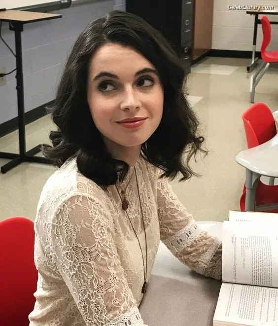 Vanessa Marano photo 10 of 1085