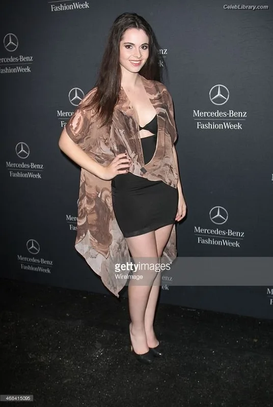 Vanessa Marano photo 19 of 1085