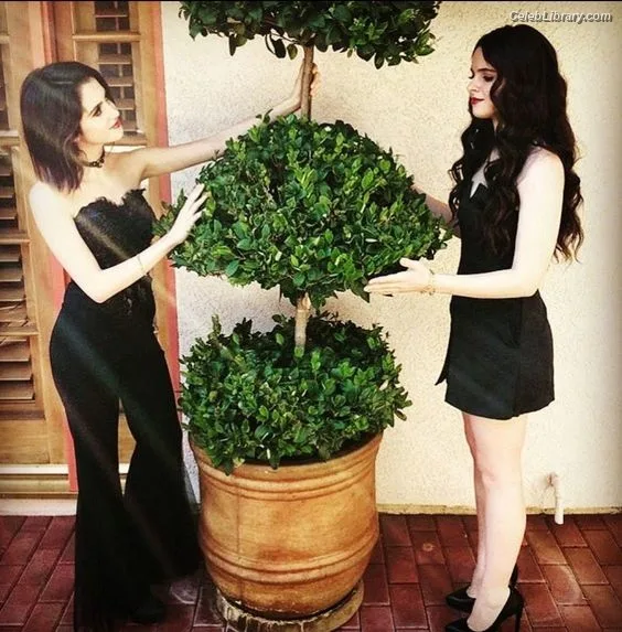 Vanessa Marano photo 22 of 1085
