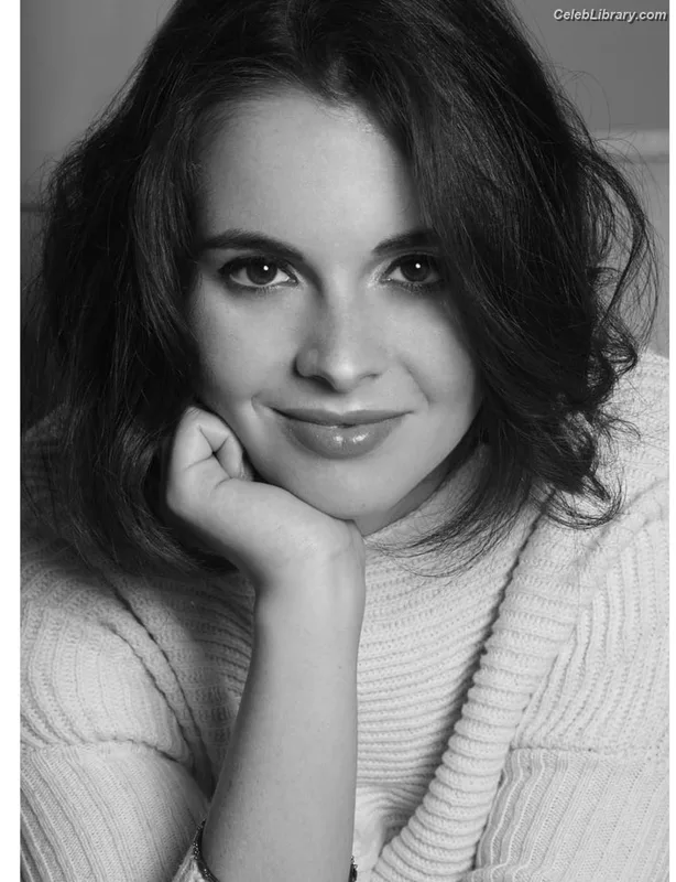 Vanessa Marano photo 1 of 1085