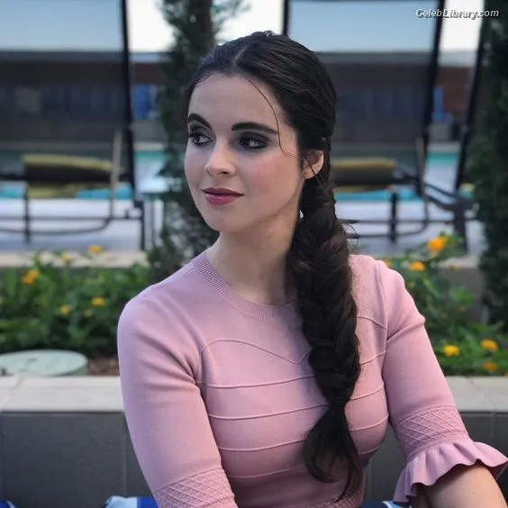 Vanessa Marano photo 4 of 1085